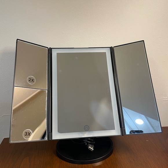 Clearance! / BeatyWorks Adjustable LED Lights Mirror. - Picture 2 of 13